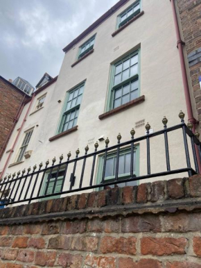 Grammar School Yard Four Bedroom Free Parking